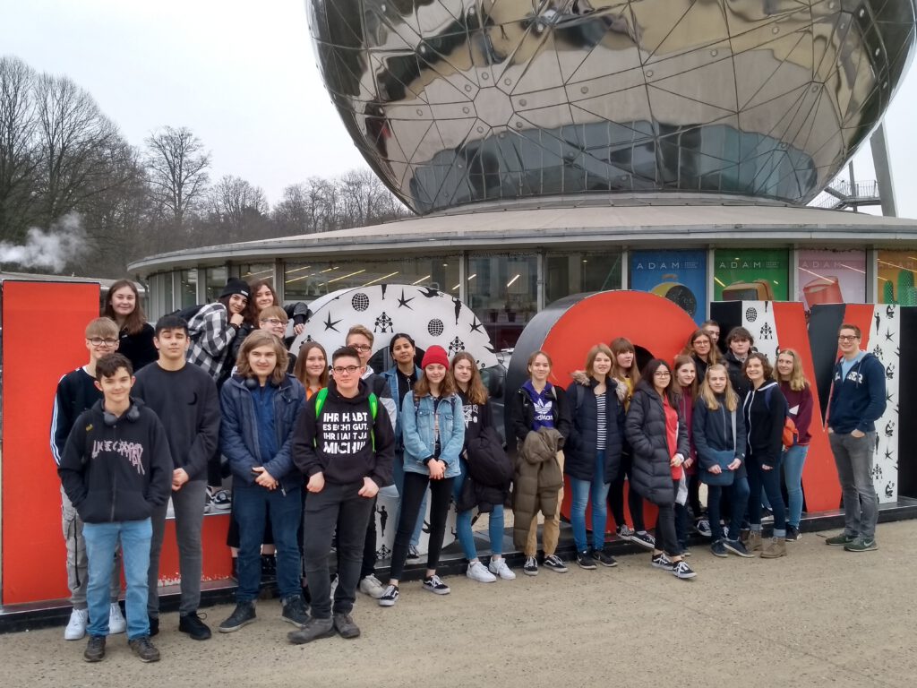 Schülergruppe am Atomium in Brüssel